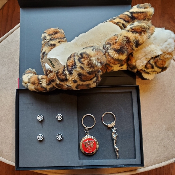 JAGUAR Tire Valve Stem Caps, 2 Jaguar Keychains & Jaguar Plush - Picture 2 of 2